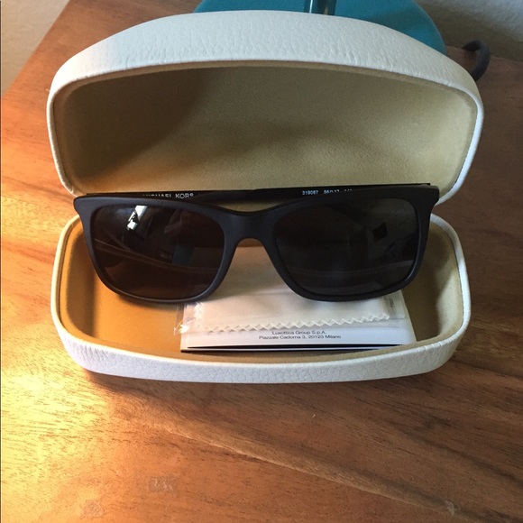 Michael Kors Milo matte black sunglasses - Picture 4 of 6